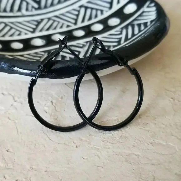 Sleek Black Enamel Hoop Earrings 25mm 1" Leverback Minimalist Classic Style - Picture 1 of 4